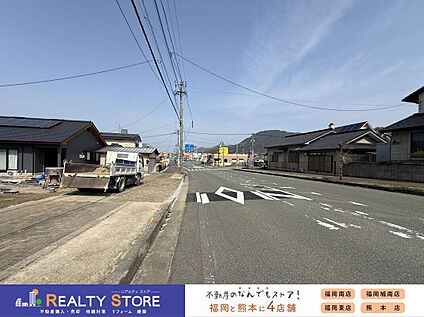 前面道路含む外観