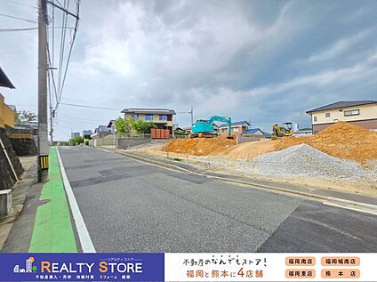 前面道路含む外観