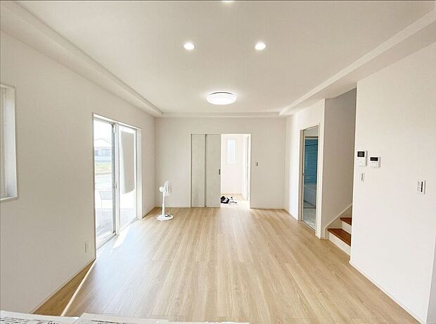 ☆リビング☆南面にある大きな窓から暖かな陽光が差し込みます♪