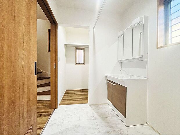 ☆洗面脱衣室☆ゆとりのある広さの洗面脱衣室♪洗面台は使い勝手の良い三面鏡仕様♪鏡裏にも収納スペースしっかり完備♪