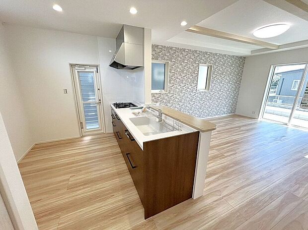 ☆キッチン☆3口コンロが嬉しいシステムキッチン♪広いシンクや作業台でお料理が捗ります♪