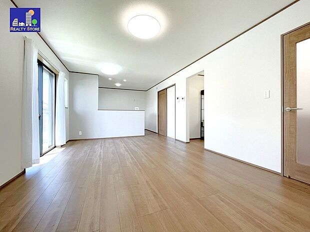 ☆リビング☆濃いブラウン系のフローリングなので、ヴィンテージや和テイストなど、お好みのインテリアスタイルを楽しむことができます(^^♪