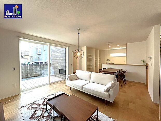 ☆リビング☆温かみのあるナチュラルな床色のリビング♪空間が明るい印象になり、家具やインテリアが合わせやすく人気のある色味です♪