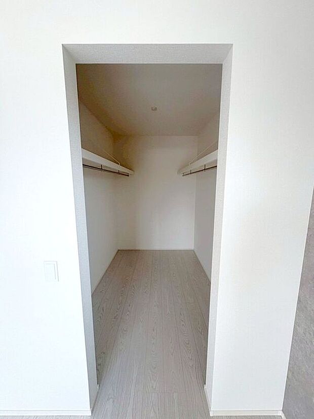 ☆WIC(洋室A)☆パイプハンガー付きが嬉しいウォークインクローゼット♪大きな荷物もスッキリ片付きます♪