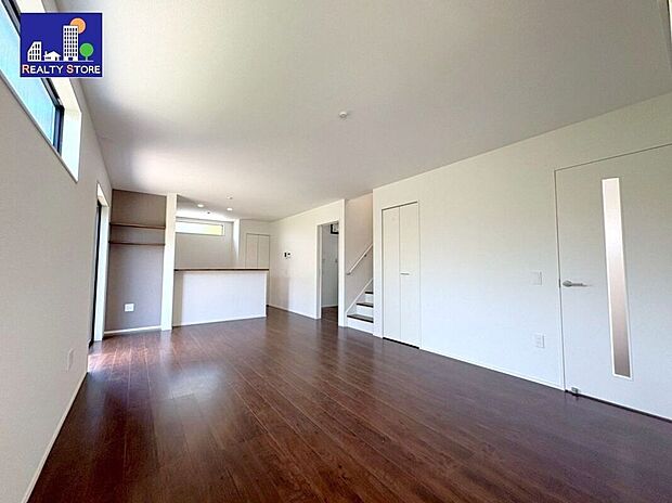 ☆リビング☆濃いブラウン系のフローリングなので、ヴィンテージや和テイストなど、お好みのインテリアスタイルを楽しむことができます(^^♪