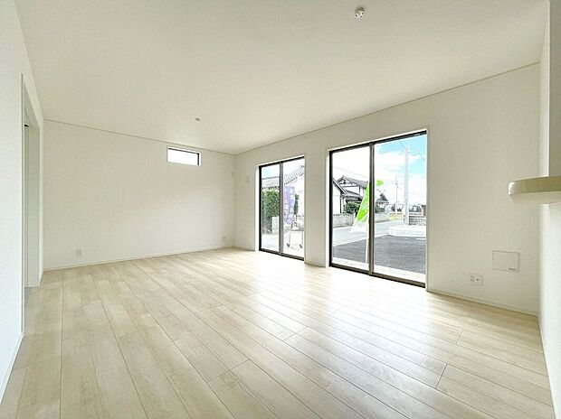 ☆リビング☆南面にある大きな窓から暖かな光が差し込みます♪