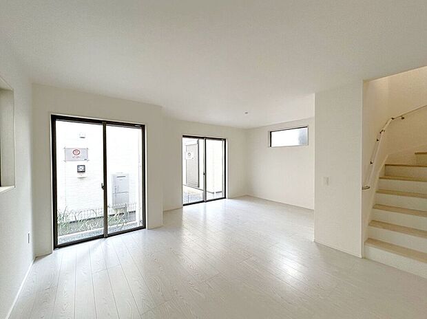 ☆リビング☆家具を置いてもゆとりの広さ♪18.5帖の広々としたリビング♪