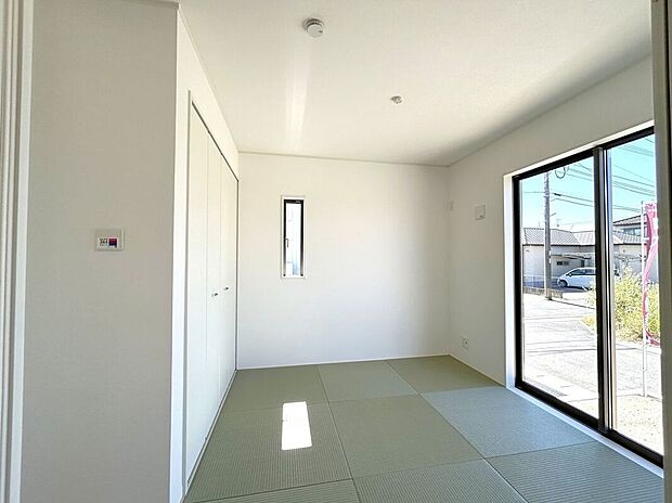 ☆和室☆リビングに面したほっと安らぐ和の空間♪お子様の室内遊び場や来客時に重宝する一部屋です♪