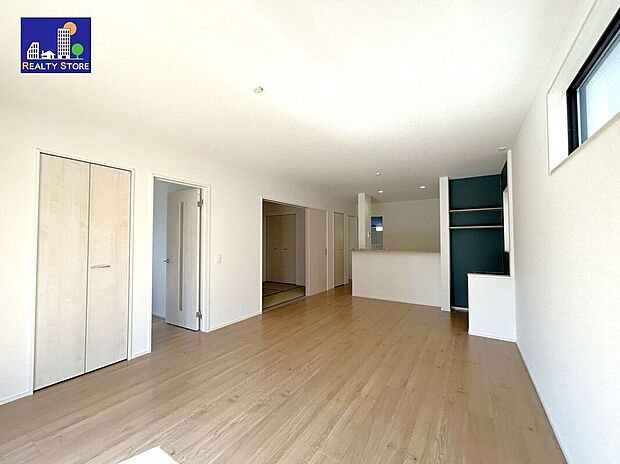 ☆リビング☆温かみのあるナチュラルな床色のリビング♪空間が明るい印象になり、家具やインテリアが合わせやすく人気のある色味です♪