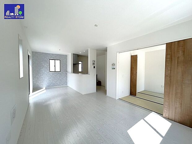 ☆リビング☆上品で清潔感のあるホワイトの床♪家具や小物を引き立て、お部屋の雰囲気を変えることができます♪