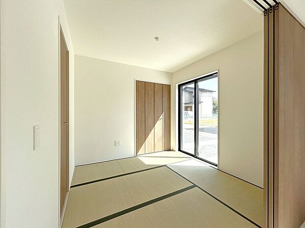 ☆和室☆リビングに面したほっと安らぐ和の空間♪お子様の室内遊び場や来客時に重宝する一部屋です♪