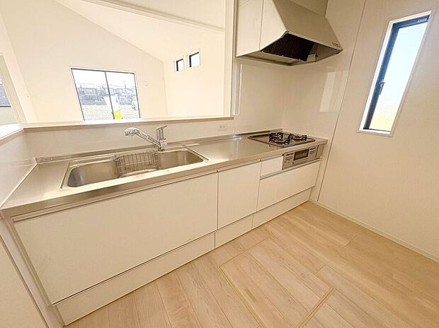 ☆キッチン☆白を基調とした明るい雰囲気のキッチン♪対面キッチンで家族との会話もはずみます♪床下収納も完備でしっかり収納！