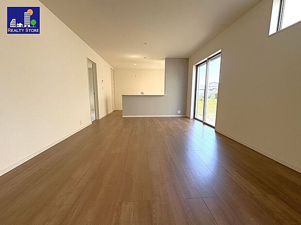 ☆リビング☆濃いブラウン系のフローリングなので、ヴィンテージや和テイストなど、お好みのインテリアスタイルを楽しむことができます(^^♪