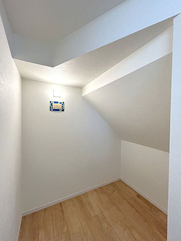 ☆WIC(6帖洋室)☆収納力の高いウォークインクローゼット♪大物やシーズンオフの収納に便利です♪