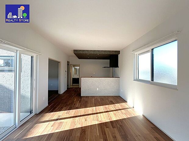 ☆リビング☆濃いブラウン系のフローリングなので、ヴィンテージや和テイストなど、お好みのインテリアスタイルを楽しむことができます(^^♪