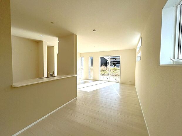 ☆リビング☆上品で清潔感のあるホワイトの床♪家具や小物を引き立て、お部屋の雰囲気を変えることができます♪