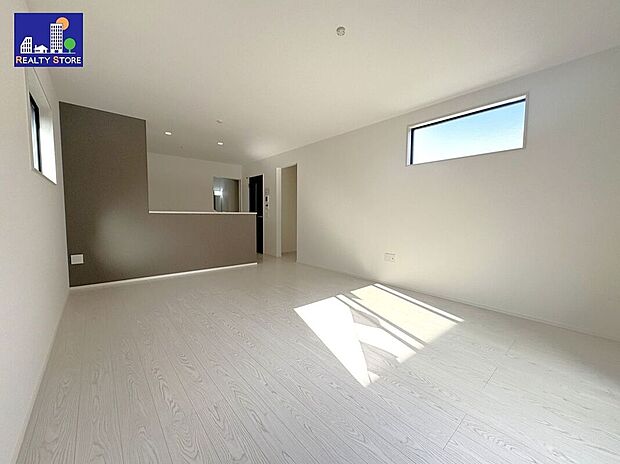 ☆リビング☆上品で清潔感のあるホワイトの床♪家具や小物を引き立て、お部屋の雰囲気を変えることができます♪