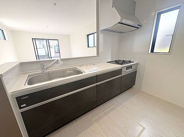 ☆キッチン☆3口コンロが嬉しいキッチン♪シンクや作業スペースも広くお料理しやすいキッチンです♪