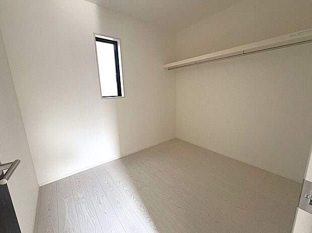 ☆ファミリークローク☆ご家族分の衣類やバッグ、小物等をまとめて収納できるファミリークローク完備しています♪