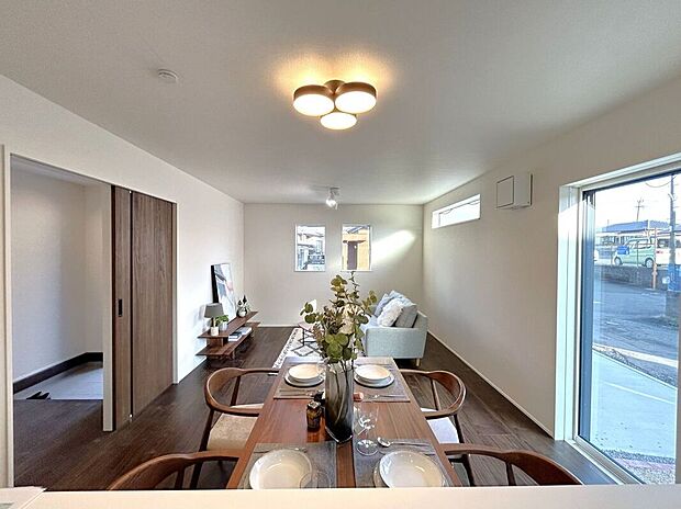 ☆リビング☆濃いブラウン系のフローリングなので、ヴィンテージや和テイストなど、お好みのインテリアスタイルを楽しむことができます(^^♪