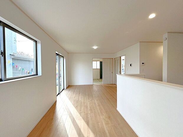 ☆リビング☆温かみのあるナチュラルな床色のリビング♪空間が明るい印象になり、家具やインテリアが合わせやすく人気のある色味です♪