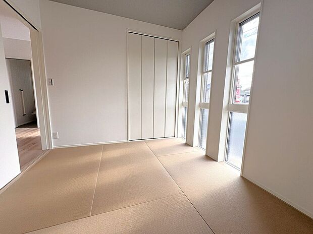 ☆和室☆リビングに面したほっと安らぐ和の空間♪お子様の室内遊び場や来客時に重宝する一部屋です♪3つに分かれた窓がお洒落で陽当りも良好♪