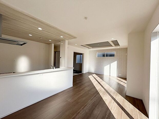 ☆リビング☆温かみのあるナチュラルな床色のリビング♪空間が明るい印象になり、家具やインテリアが合わせやすく人気のある色味です♪