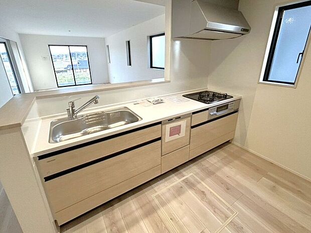 ☆キッチン☆3口コンロが嬉しいキッチン♪シンクや作業スペースも広くお料理しやすいキッチンです♪