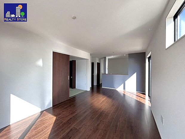 ☆リビング☆濃いブラウン系のフローリングなので、ヴィンテージや和テイストなど、お好みのインテリアスタイルを楽しむことができます(^^♪