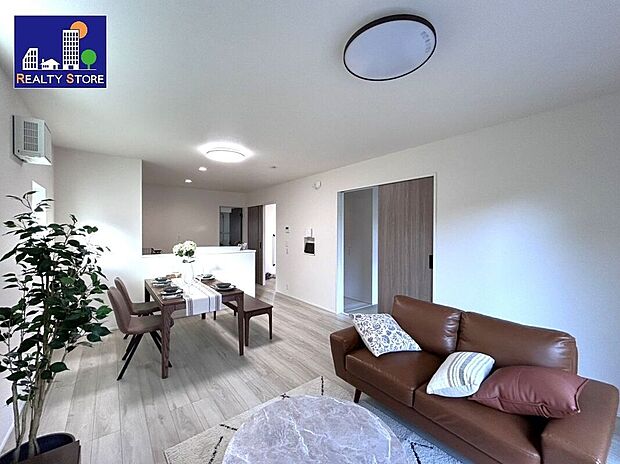 ☆リビング☆温かみのあるナチュラルな床色のリビング♪空間が明るい印象になり、家具やインテリアが合わせやすく人気のある色味です♪