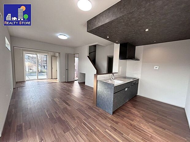 ☆リビング☆濃いブラウン系のフローリングなので、ヴィンテージや和テイストなど、お好みのインテリアスタイルを楽しむことができます(^^♪