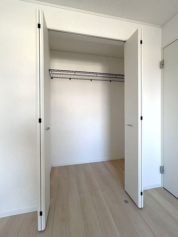 ☆クローゼット(7.5帖洋室)☆棚がついているのでスペースを無駄にすることなくたっぷり収納いただけます♪