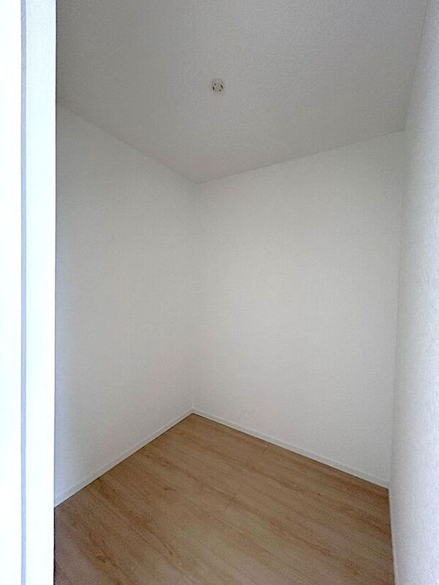 ☆WIC☆洋服やバッグをまとめて収納できるWIC。整理整頓しやすい便利な空間です♪