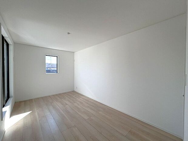 ☆8帖洋室☆バルコニーに面した明るいお部屋♪W.I.Cを備えており主寝室におススメ♪