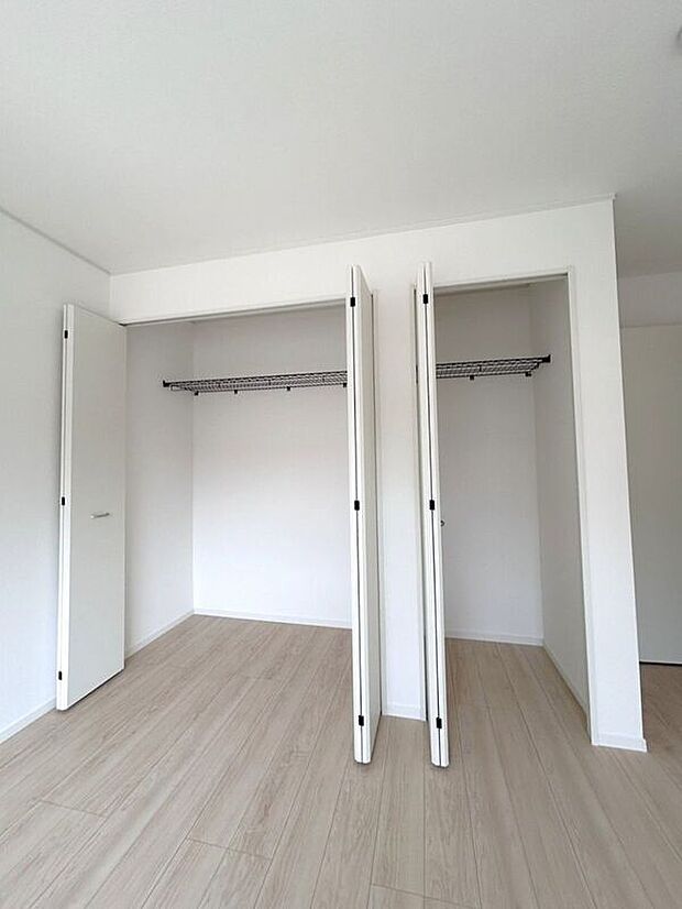 ☆クローゼット(8.5帖洋室)☆2つ収納があり整理もしやすくお部屋を広く活用できます♪