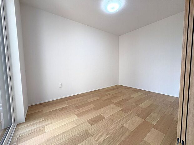 ☆洋室☆リビングに面したお部屋♪お子様の室内遊び場や在宅ワークスペース等、ライフスタイルに合わせてお使いいただけます♪