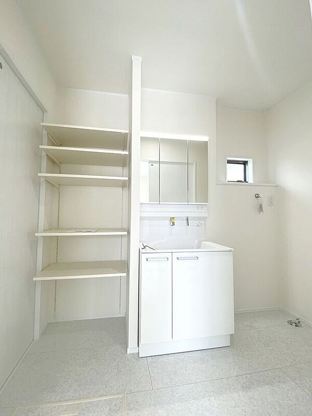 【洗面】☆洗面脱衣室☆広々とした洗面脱衣室♪タオルや日用品の収納に便利なリネンスペース完備♪洗面化粧台は使い勝手の良い三面鏡仕様♪鏡裏にも収納スペースしっかり完備♪