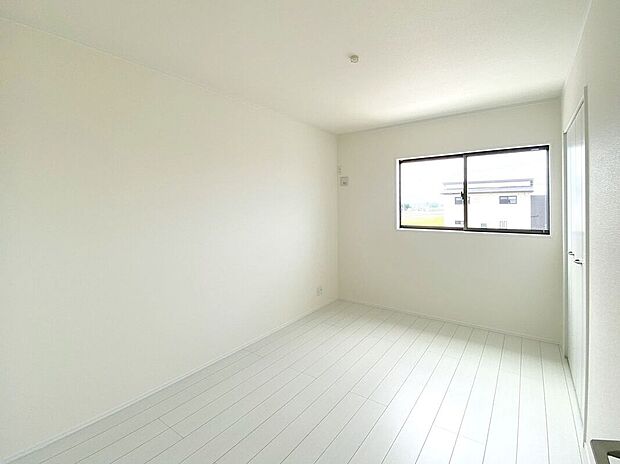 【室内】☆中央6帖洋室☆腰高窓の家具配置がしやすいお部屋♪家具選びの幅が広がります♪