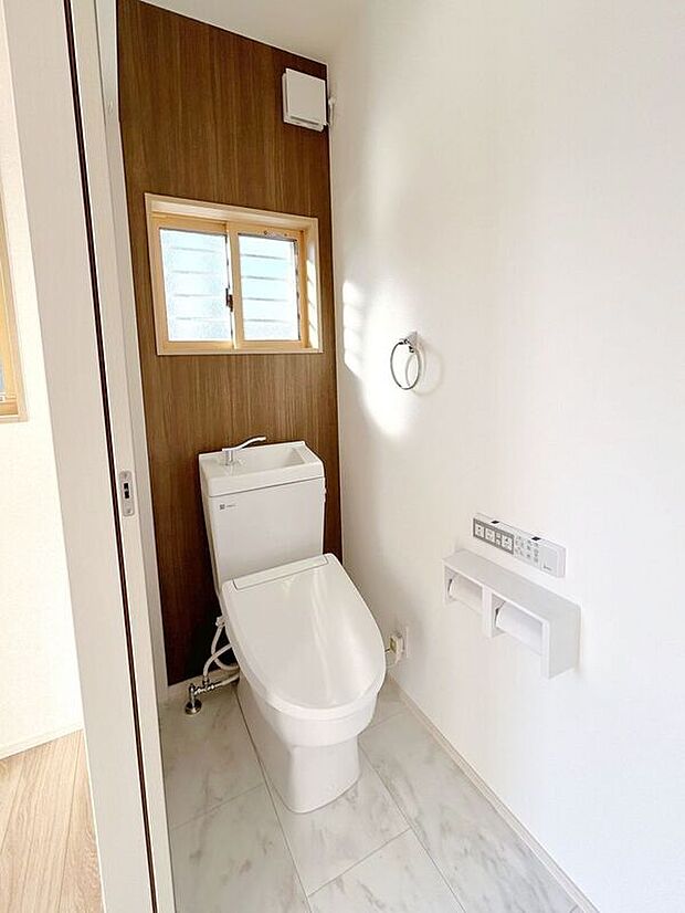 【トイレ】☆トイレ☆忙しい朝も安心の各階設置♪冬場特に重宝する温水便座機能付き♪小窓が付いているので換気もしっかり行えます♪