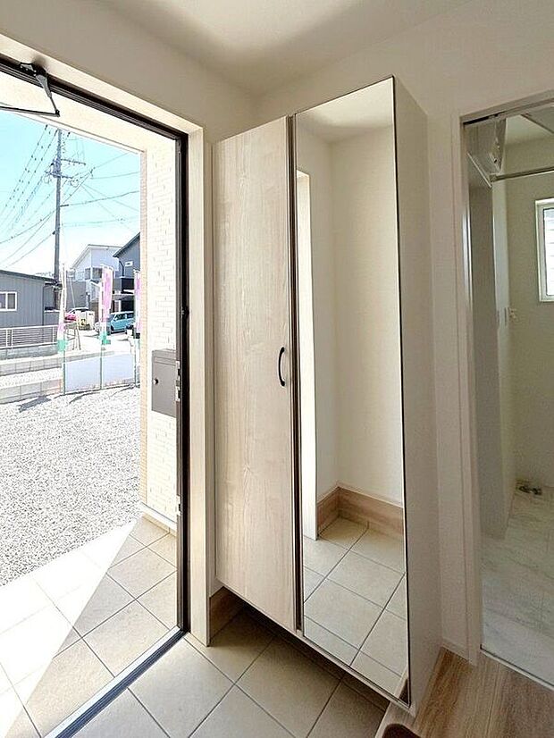 【玄関】☆シューズボックス☆姿見の付いたシューズボックス♪お出かけ前の身だしなみチェックも安心です♪