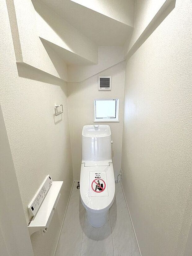 【トイレ】☆トイレ☆忙しい朝も安心の各階設置♪冬場特に重宝する温水便座機能付き♪小窓が付いているので換気もしっかり行えます♪