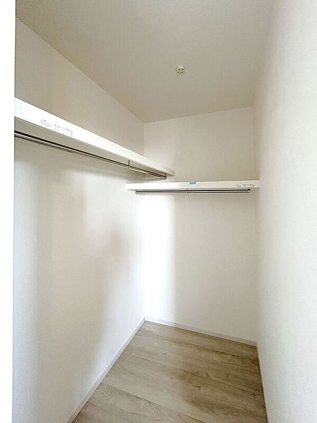 【収納】☆WIC(7.5帖洋室)☆たっぷり収納いただけるので、毎日のコーディネートが楽しくなります♪