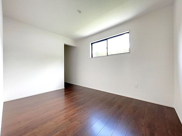 【室内】☆洋室B(6帖)☆腰高窓の家具の配置がしやすいお部屋♪