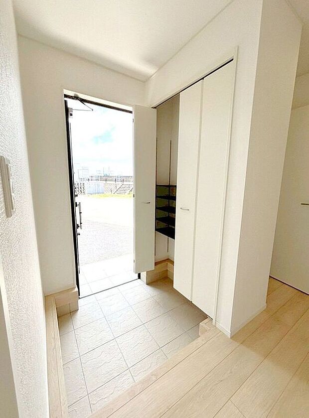 【玄関】☆シューズボックス☆高さ調節のできる便利な可動棚付き♪散らかりがちな玄関もスッキリ片付きます♪