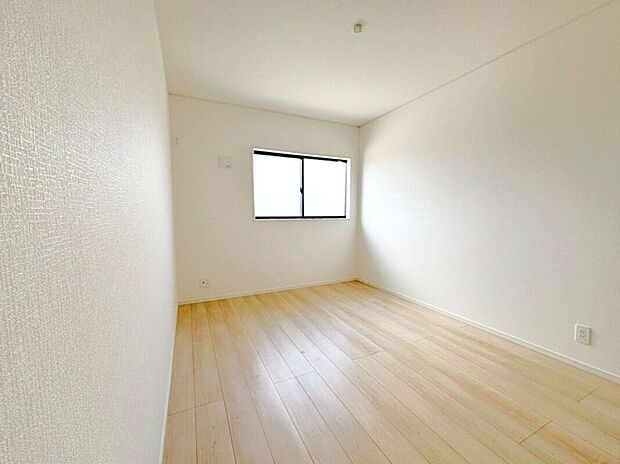 【寝室】☆洋室6.5帖☆温かみのあるナチュラルな床色でお好みのインテリアスタイルを楽しむことができます♪