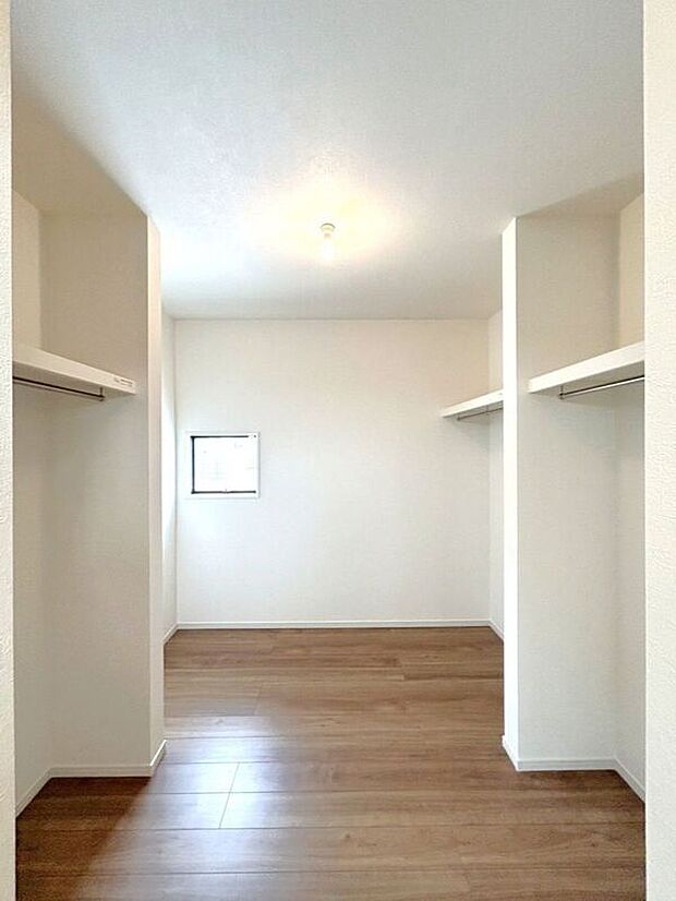 【収納】☆ファミリークローク☆4.5帖の大容量♪ご家族分の衣類やバッグ、小物等をまとめて収納できるファミリークローク完備しています♪