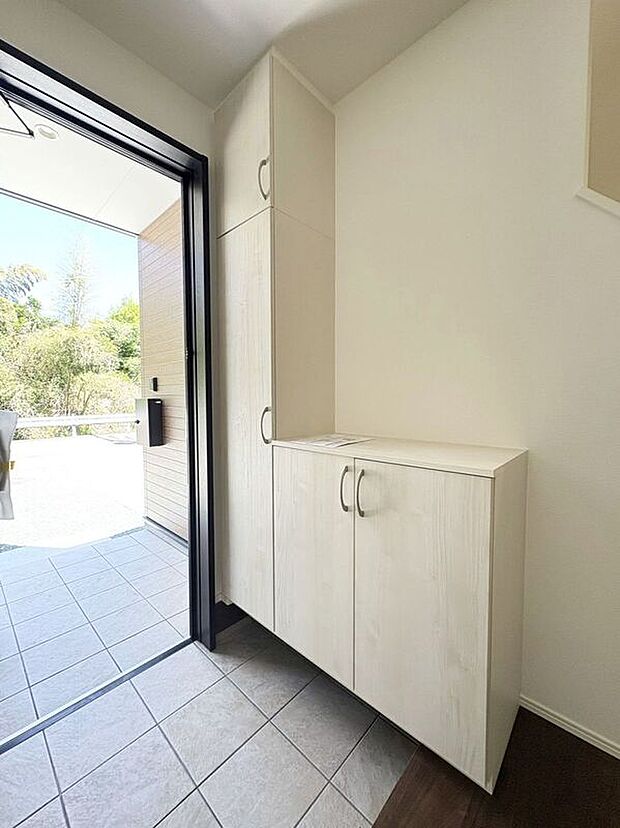 【玄関】☆シューズボックス☆飾り棚の付いたシューズボックス♪フォトフレームやお花を飾ってお洒落な玄関スペースに♪