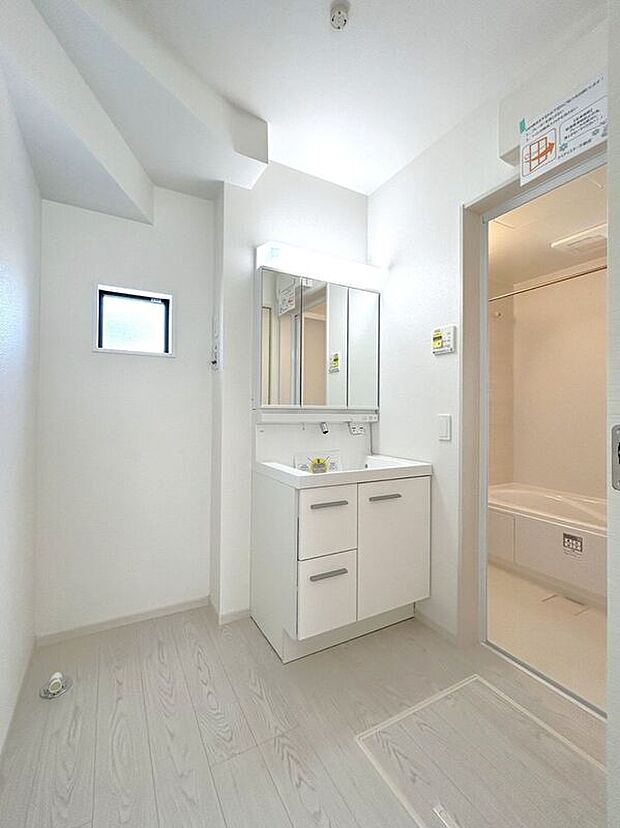 【洗面】☆洗面脱衣室☆ゆとりのある広さの洗面脱衣室♪洗面台は使い勝手の良い三面鏡仕様♪鏡裏にも収納スペースしっかり完備♪