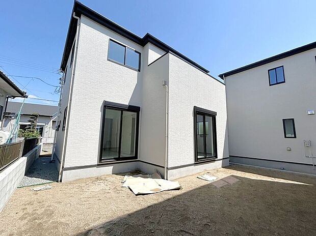 【庭】☆庭☆お子様と公園に行けない日も、のびのびお庭で遊べるのがうれしいですね♪