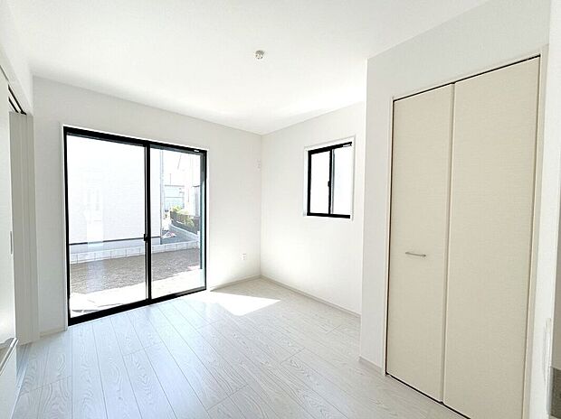 【室内】☆4.9帖洋室☆リビングに面したお部屋♪お子様の室内遊び場や在宅ワークスペース等、ライフスタイルに合わせてお使いいただけます♪